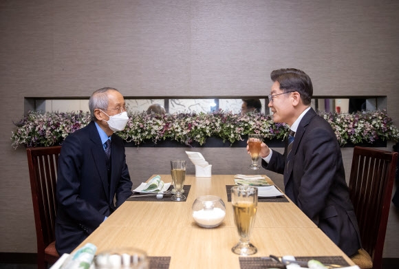 윤여준 전 장관 만난 이재명 대선후보