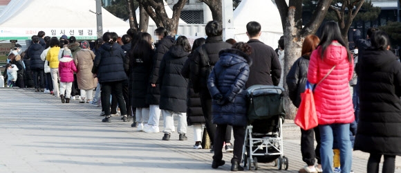 9일 오전 인천시 남동구 중앙공원에 마련된 임시 선별검사소에 코로나19 검사를 받으려는 시민들이 줄지어 서 있다. 인천시는 전날 하루 동안 발생한 코로나19 확진자가 4000명에 육박하는 3931명으로 최종 집계됐다고 이날 밝혔다. 이는 역대 최다 기록이다. 2022.2.9 연합뉴스