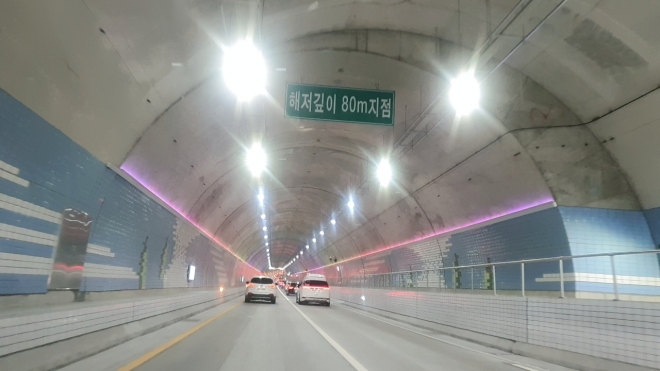 원산도로 가는 차량이 줄지어 보령해저터널을 달리고 있다. 이천열 기자
