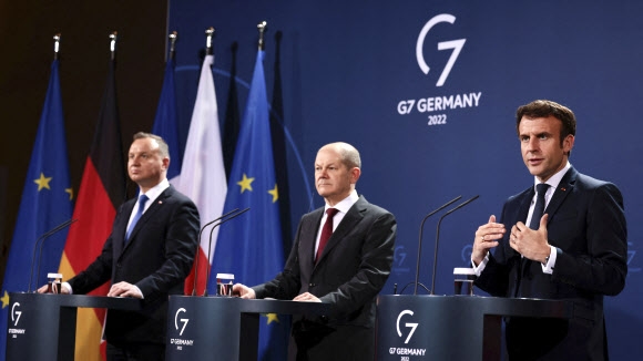 8일(현지시간) 독일 베를린에서 만난 에마뉘엘 마크롱(오른쪽부터) 프랑스 대통령과 올라프 숄츠 독일 총리, 안제이 두다 폴란드 대통령이 우크라이나 사태 해결을 논의하기 전 기자회견을 하고 있다. 베를린 AP 연합뉴스