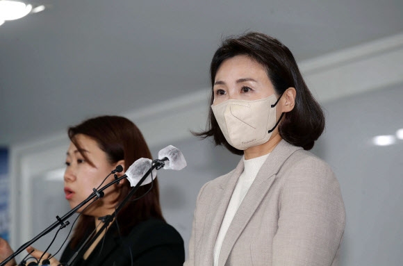 더불어민주당 이재명 의원의 부인 김혜경씨가 지난 2월 9일 오후 서울 여의도 당사에서 최근 불거진 ‘과잉 의전’ 등 논란에 대해 사과 기자회견을 하고 있다. 2022.2.9 국회사진기자단