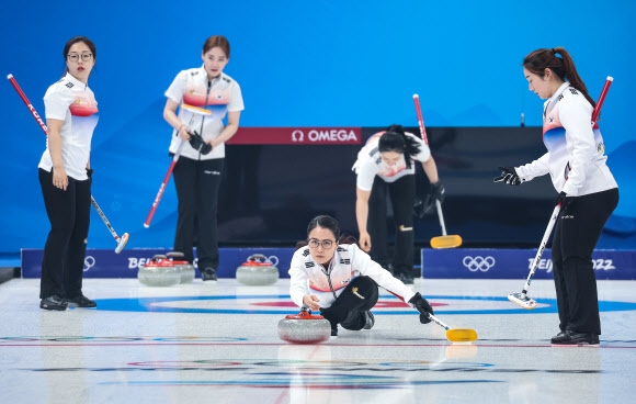 베이징동계올림픽에 참가한 한국 여자 컬링 국가대표팀 ‘팀 킴’이 9일 베이징 국립 아쿠아틱센터에서 훈련하고 있다. 팀 킴은 10일 캐나다전을 시작으로 리그전에 들어간다. 베이징 연합뉴스
