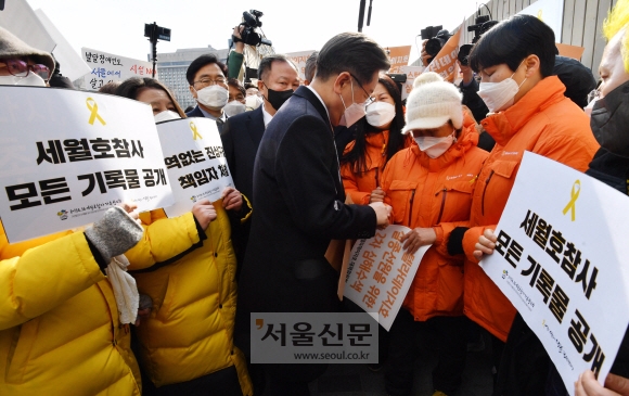 이재명 더불어민주당 대선후보는 9일 서울 태평로 서울시의회 앞 ‘임시 기억공간’ 마당에서 열린#지워진_사람들  대구지하철참사 19주기 추모식 및 대선후보 생명안전 국민약속식에 참석했다. 이 후보가 스텔라데이지호 유가족들의 호소를 듣고 있다.2022. 2. 9 김명국 선임기자