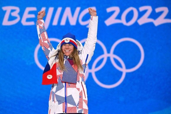 스키와 스노보드 두 종목에 출전한 에스터 레데츠카가 지난 8일 장자커우의 겐팅 스노파크에서 열린 베이징동계올림픽 스노보드 알파인 여자 평행대회전 결선에서 우승한 뒤 기뻐하고 있다. 독일의 ‘루지 여제’ 나탈리 가이젠베르거 장자커우 AFP