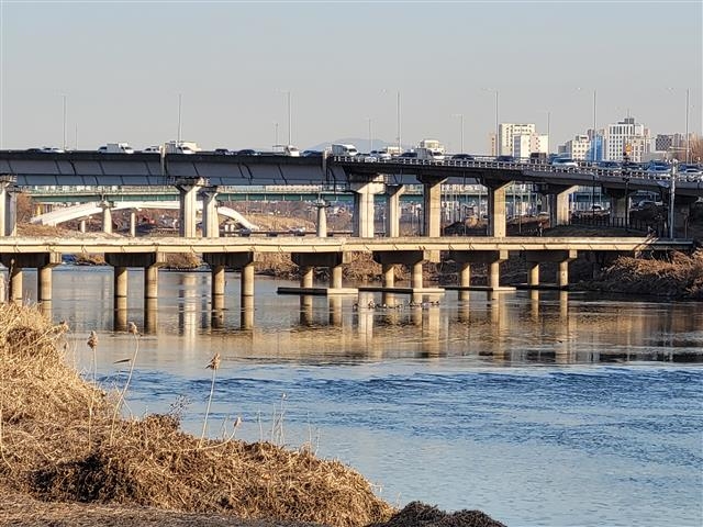 전관원 터 인근에 있는 살곶이다리. 조선시대의 가장 길고 큰 다리였다.