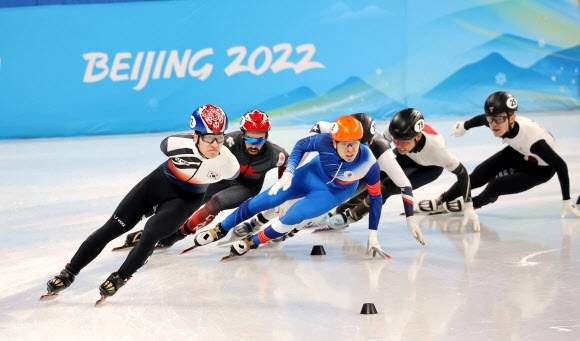 한국 쇼트트랙 대표팀 황대헌이 9일 오후 중국 베이징 캐피털 실내 경기장에서 열린 2022 베이징 동계올림픽 쇼트트랙 남자 1500m 준준결승 3조 경기에서 역주하고 있다. 2022.2.9 연합뉴스