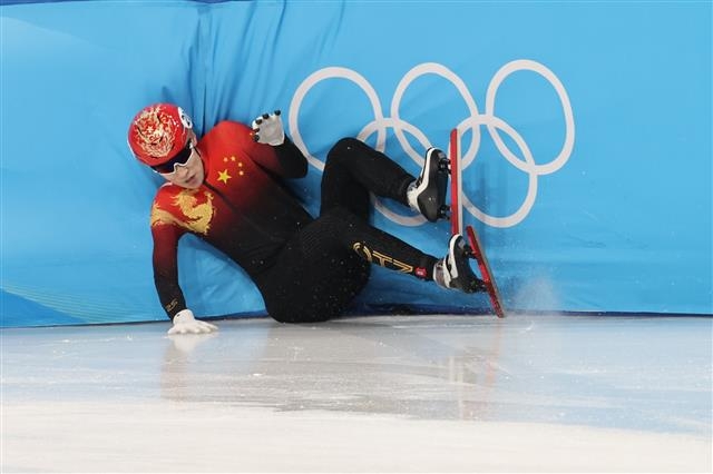 중국 쇼트트랙 대표 장티안이가 9일 중국 베이징 수도체육관에서 열린 2022 베이징 동계올림픽 쇼트트랙 남자 1500m 준준결승에서 넘어지고 있다. 베이징 뉴스1