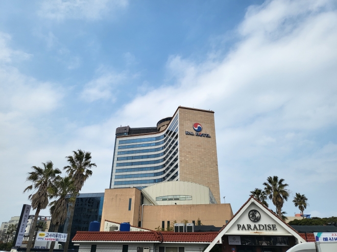 제주 KAL호텔(아래)에 이어 제주공항 인근 마리나호텔(위)마저 폐업해 39년의 역사를 뒤로 하고 사라질 위기에 놓였다.
