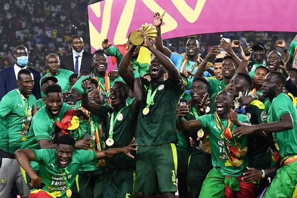 세네갈 축가대표팀 선수들이 지난 6일(현지시간) 카메룬 야운데 올렘베 스타디움에서 열린 결승전에서 이집트를 꺾고 승리한 뒤 트로피를 들고 환호하고 있다. 야운데 AFP 연합뉴스