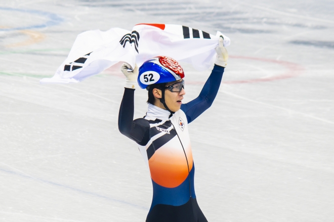 황대헌이 9일 베이징 수도체육관에서 열린 2022 베이징동계올림픽 쇼트트랙 남자 1500m 금메달을 딴 후 태극기를 들고 링크를 돌고 있다.