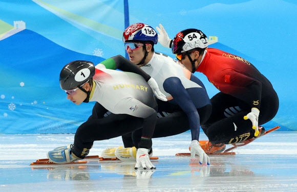 9일 오후 중국 베이징 캐피탈 실내 경기장에서 열린 2022 베이징 동계올림픽 쇼트트랙 남자 1500m 준결승 3조에 출전한 박장혁이 인코스를 파고들자 중국 런쯔웨이가 과장된 액션을 취하고 있다. 2022.2.9 연합뉴스