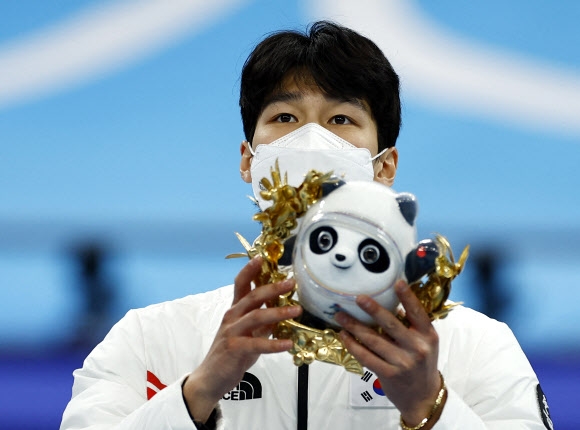 2022 베이징동계올림픽 쇼트트랙 남자 1500ｍ 결승에서 황대헌(강원도청) 선수가 우승해 한국 선수단에 대회 첫 금메달을 안겼다. 로이터 연합뉴스