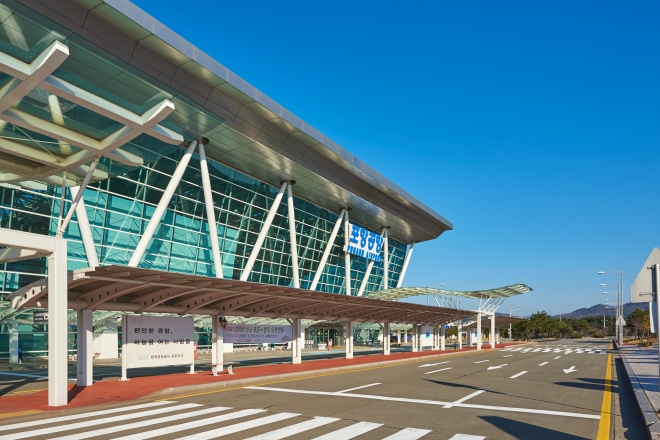 포항공항(Pohang Airport)이 오는 7월 14일부터 ‘포항경주공항(Pohang Gyeongju Airport)’으로 새롭게 출발한다. 국내에서 공항명칭이 변경된 것은 이번이 처음이다. 한국공항공사 제공