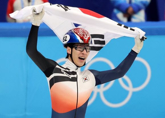 황대헌이 지난 9일 베이징 수도체육관에서 열린 2022 베이징동계올림픽 쇼트트랙 남자 1500m에서 우승한 후 태극기를 들고 세리머니를 펼치는 모습. 베이징 연합뉴스