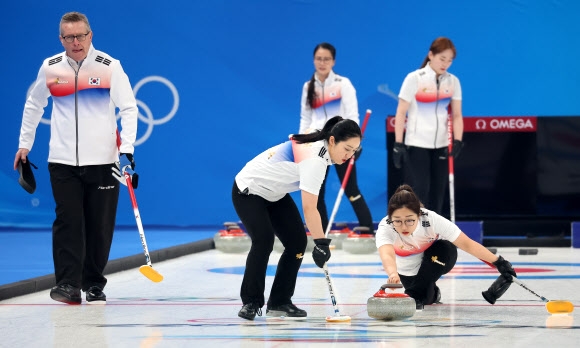 2022 베이징 동계올림픽에 출전하는 한국 여자 컬링 대표팀의 피터 갤런트 감독이 9일 중국 베이징 국립 아쿠아틱 센터에서 선수들의 훈련모습을 지켜보고 있다. 2022.2.9 연합뉴스