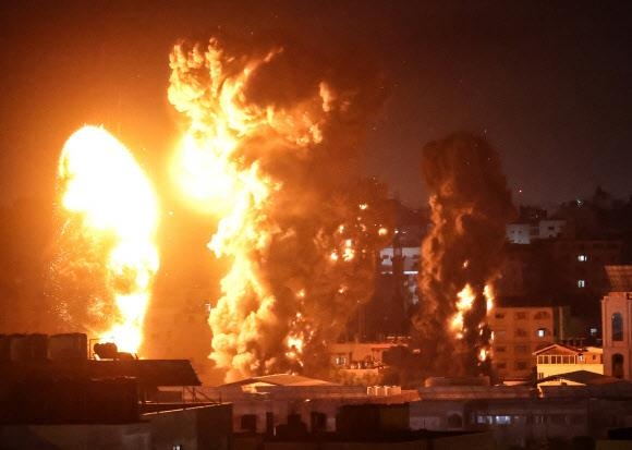 공습이 잇따르는 팔레스타인의 주민들은 누구의 영토인지 확정되지 않은 불안정한 상황에서 가까스로 일상을 이어 간다. 서울신문 DB