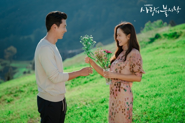 2년간 사랑을 키워 온 배우 현빈(왼쪽)과 손예진이 오는 3월 결혼한다. tvN 제공