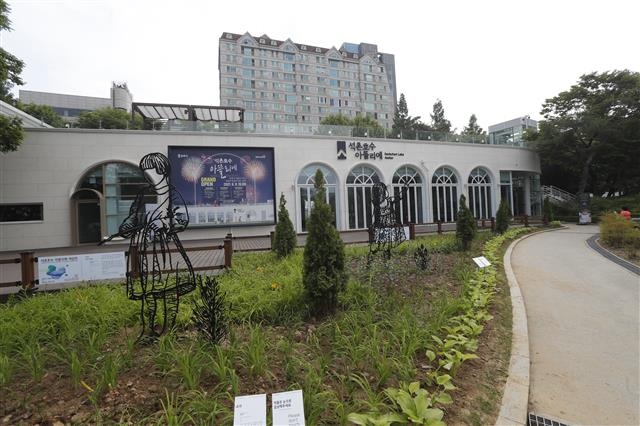 서울 송파구 석촌호수 서호에 조성된 관객 참여형 공연장 ‘아뜰리에’. 송파구 제공