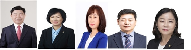 왼쪽부터 춘천시의회의 김진호.윤채옥.김지숙.이교선,.정경옥의원