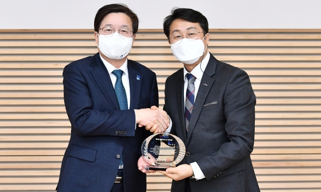 염태영(왼쪽) 수원시장이 위촉패를 받은 후 박일규 경기도사회복지사협회장과 기념촬영을 하고 있다.(수원시 제공)