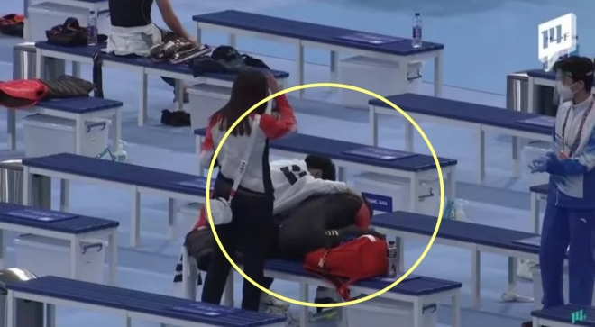 2022 베이징 동계올림픽 스피드스케이팅 남자 1500m 동메달을 딴 김민석(23·성남시청)이 경기가 끝나고 중국 선수를 위로하는 모습이 포착됐다. 유튜브 ‘14F 일사에프’ 캡처