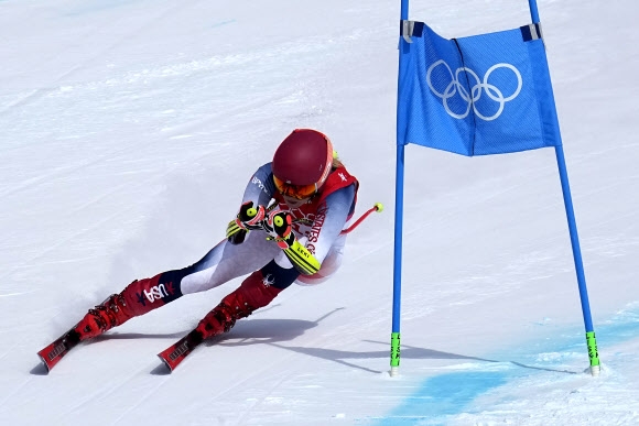 미카엘라 시프인이 11일 중국 장자커우에서 열린 베이징동계올림픽 스키 여자 슈퍼대회전에서 날렵하게 기문을 통과하고 있다. [AP 연합뉴스]
