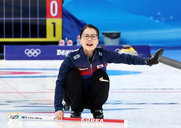 팀 킴의 스킵 김은정이 11일 중국 베이징 국립 아쿠아틱 센터에서 열린 2022 베이징 동계올림픽 컬링 여자 단체전 영국과의 경기에서 동료에게 스위핑을 지시하고 있다. 베이징 연합뉴스