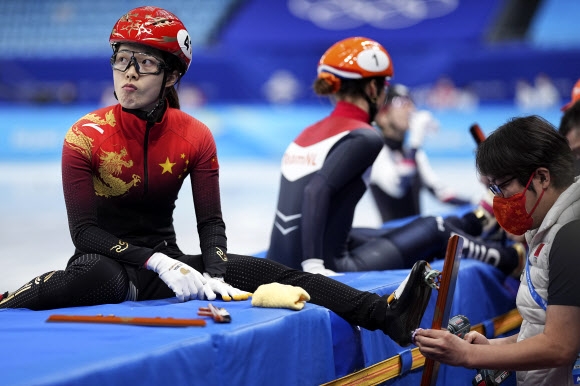 취춘위가 지난 7일 베이징 수도체육관에서 열린 2022 베이징동계올림픽 쇼트트랙 여자 500m 준준결선에서 날을 점검받는 모습. 베이징 AP 연합뉴스