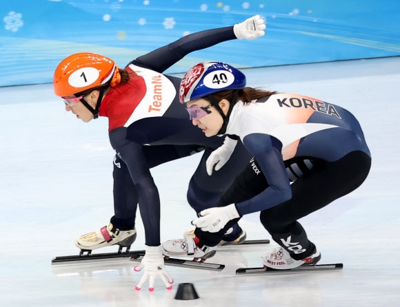 최민정(오른쪽)과 쉬자너 스휠팅(네덜란드)이 11일 중국 베이징 수도체육관에서 열린 2022 베이징동계올림픽 쇼트트랙 여자 1000m에서 막판 경함을 펼치고 있다. 베이징 연합뉴스