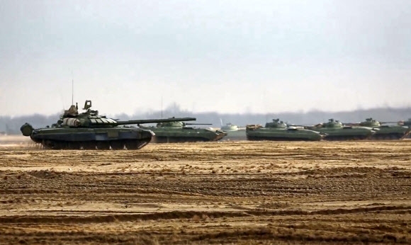 러시아군과 벨라루스군 소속 전차들이 11일(현지시간) 벨라루스 브레스트주의 한 훈련장에서 오는 20일까지 예정된 양국의 합동 군사훈련에 참여하고 있다. 러시아 국방부 제공 EPA 연합뉴스