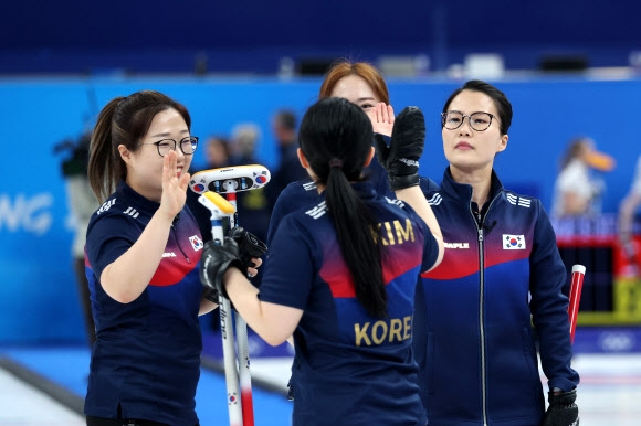 12일 중국 베이징 국립 아쿠아틱 센터에서 열린 2022 베이징 동계올림픽 컬링 여자 단체전 한국과 러시아올림픽위원회의 경기에서 한국 팀킴이 하이파이브 하고 있다. 2022.2.12 연합뉴스