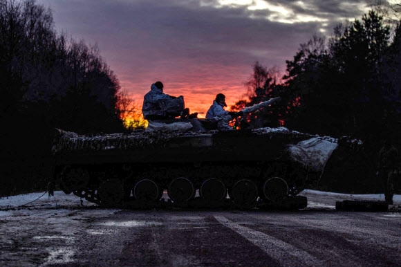 우크라이나 군인들이 12일(현지시간) 러시아·벨라루스와 접한 체르니히우주에서 러시아의 침공에 대비해 200㎞ 행진 등 밤샘 훈련을 하고 있다. 우크라이나군 총참모부 제공 AFP 연합뉴스