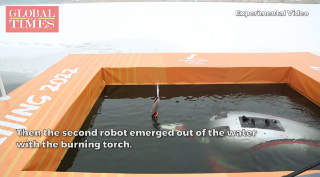 물 속에서 이뤄진 로봇 성화봉송. 환구시보 유튜브 캡처
