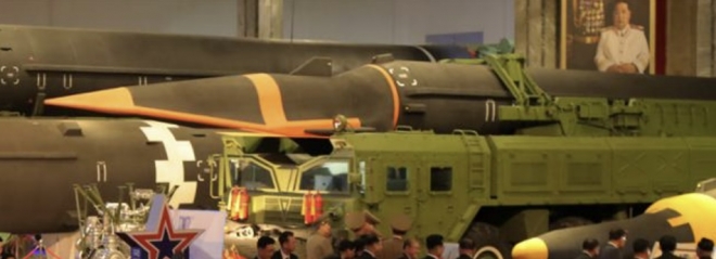 북한이 지난해 10월 11일 개최한 국방발전전람회 ‘자위-2021’에서 극초음속 미사일이라고 주장하는’화성-8형’이 공개됐다. 저고도로 빠른 속도로 날기 위해 탄두 아랫부분이 납작한 것이 특징이다. 연합뉴스