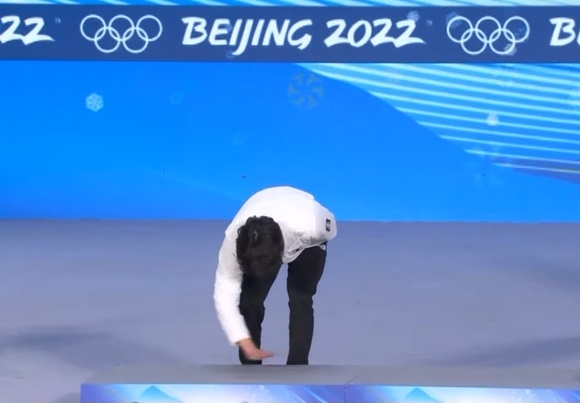 시상대 오르기 직전 시상대를 쓰는 행위를 한 스피드스케이팅 남자 500m 은메달리스트 차민규. 중국 네티즌들은 편파 판정 항의를 연상시켰다며 맹비난했다. SBS 뉴스 화면 캡처