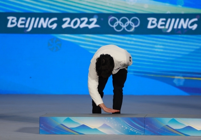 2022 베이징 동계올림픽 스피드스케이팅 남자 500ｍ에서 은메달을 딴 차민규(29·의정부시청)가 시상대에 오르기 전, 바닥을 쓸고 있다. 중국 네티즌들은 편파 판정 항의를 연상시켰다며 맹비난했다. SBS 뉴스 화면 캡처EPA 연합뉴스