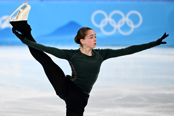 카밀라 발리예바가 13일 연습 세션에서 쇼트프로그램 연기에 열중하고 있다. [AFP 연합뉴스]