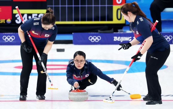 팀 킴의 스킵 김은정(가운데)이 13일 중국 베이징 국립 아쿠아틱센터에서 열린 2022 베이징동계올림픽 컬링 여자 단체 중국과의 경기에서 신중히 스톤을 던지고 있다. 베이징 연합뉴스