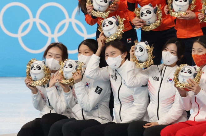 13일 오후 중국 베이징 수도실내체육관에서 열린 2022 베이징 동계올림픽 쇼트트랙 여자 3000m 계주 결승 경기에서 은메달을 차지한 대한민국 선수들이 마스코트 빙둔둔을 들고 포즈를 취하고 있다. 2022.2.13 뉴스1