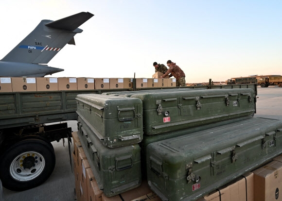 우크라이나 군인들이 13일(현지시간) 수도 키예프의 보리스필 공항에서 리투아니아로부터 공수된 미제 FIM-92 스팅어 휴대용 지대공 미사일 박스를 트럭으로 옮기고 있다.  AFP 연합뉴스