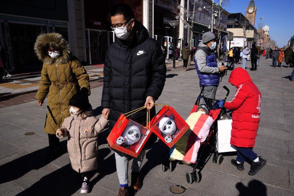 지난 4일 한 남성이 2022 베이징 동계올림픽 기념품인 빙둔둔 인형 구매에 성공한 모습. 2022.02.14 AP 연합뉴스