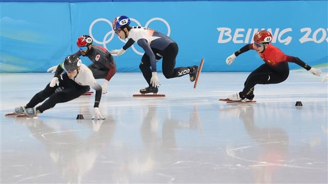 13일 오후 중국 베이징 수도실내체육관에서 열린 2022 베이징 동계올림픽 쇼트트랙 남자 500m 준결승 경기에서 황대헌이 캐나다 스티븐 뒤부아와 충돌하고 있다. 맨 오른쪽은 뒤따르고 있는 중국의 우다징. 2022.2.13 뉴스1