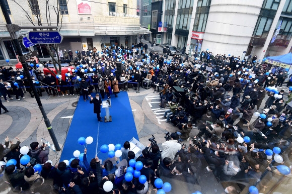 더불어민주당 이재명 대선 후보가 14일 서울 중구 명동예술극장 사거리에서 위기극복·국민통합 선언 기자회견을 하고 있다. 2022.2.14 국회사진기자단