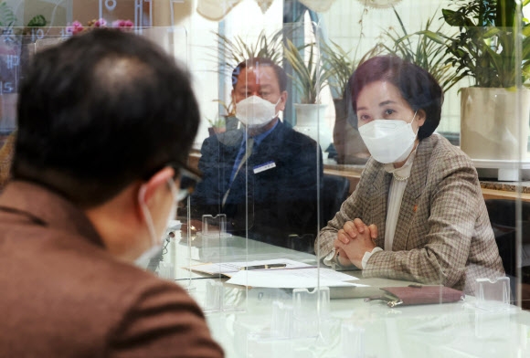 유은혜(오른쪽) 사회부총리 겸 교육부 장관이 14일 대학 방역 및 학사 운영 준비상황 점검을 위해 서울 마포구 서강대를 방문해 인사말 하고 있다. 연합뉴스