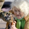 79세 할머니, 어린아이도 총 들었다…우크라 정치인들은 ‘도망’