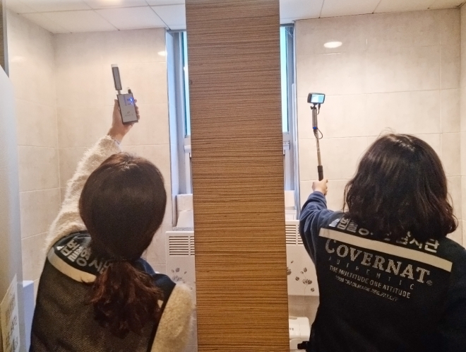 서울 은평구 관계자들이 화장실 불법촬영 점검을 하는 모습. 은평구 제공