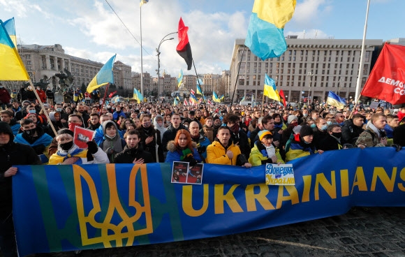 지난 12일(현지시간) 우크라이나 수도 키예프에서 러시아의 침공과 전쟁을 반대하는 시민들이 거리 행진에 참여하고 있다. 키예프 EPA 연합뉴스