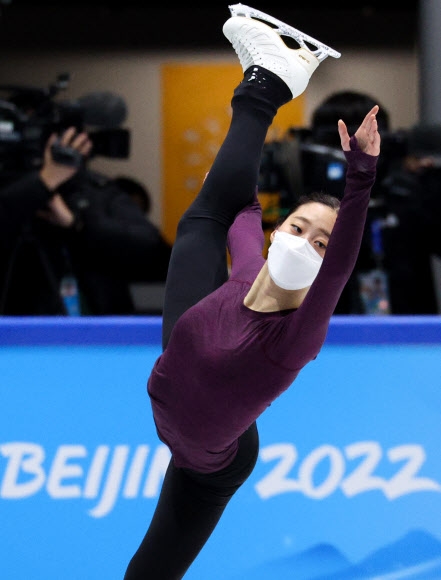 베이징동계올림픽 피겨스케이팅 여자 싱글에 출전하는 유영이 14일 베이징 수도체육관 인근 보조 링크에서 열린 공식 훈련에서 스파이럴을 연습하고 있다. 베이징 연합뉴스