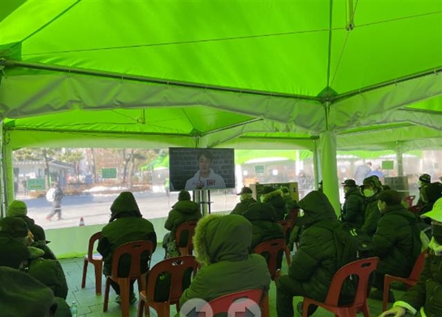 서울 종로구가 탑골공원 방한시설과 대형 TV를 설치했다. 사진은 어르신들이 TV를 시청하고 있는 모습. 종로구 제공
