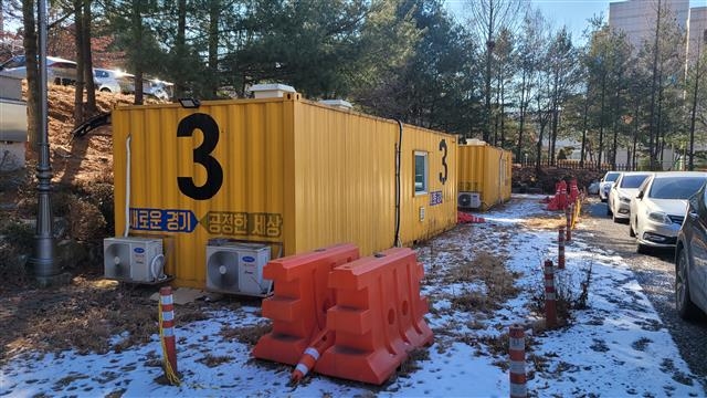 의정부에 있는 경기도북부청사 주차장에 방치 중인 컨테이너형 선별진료소 3개.